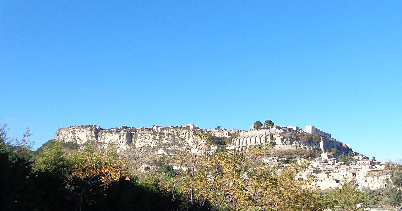 Gerace, la città di pietra sospesa sopra la Locride