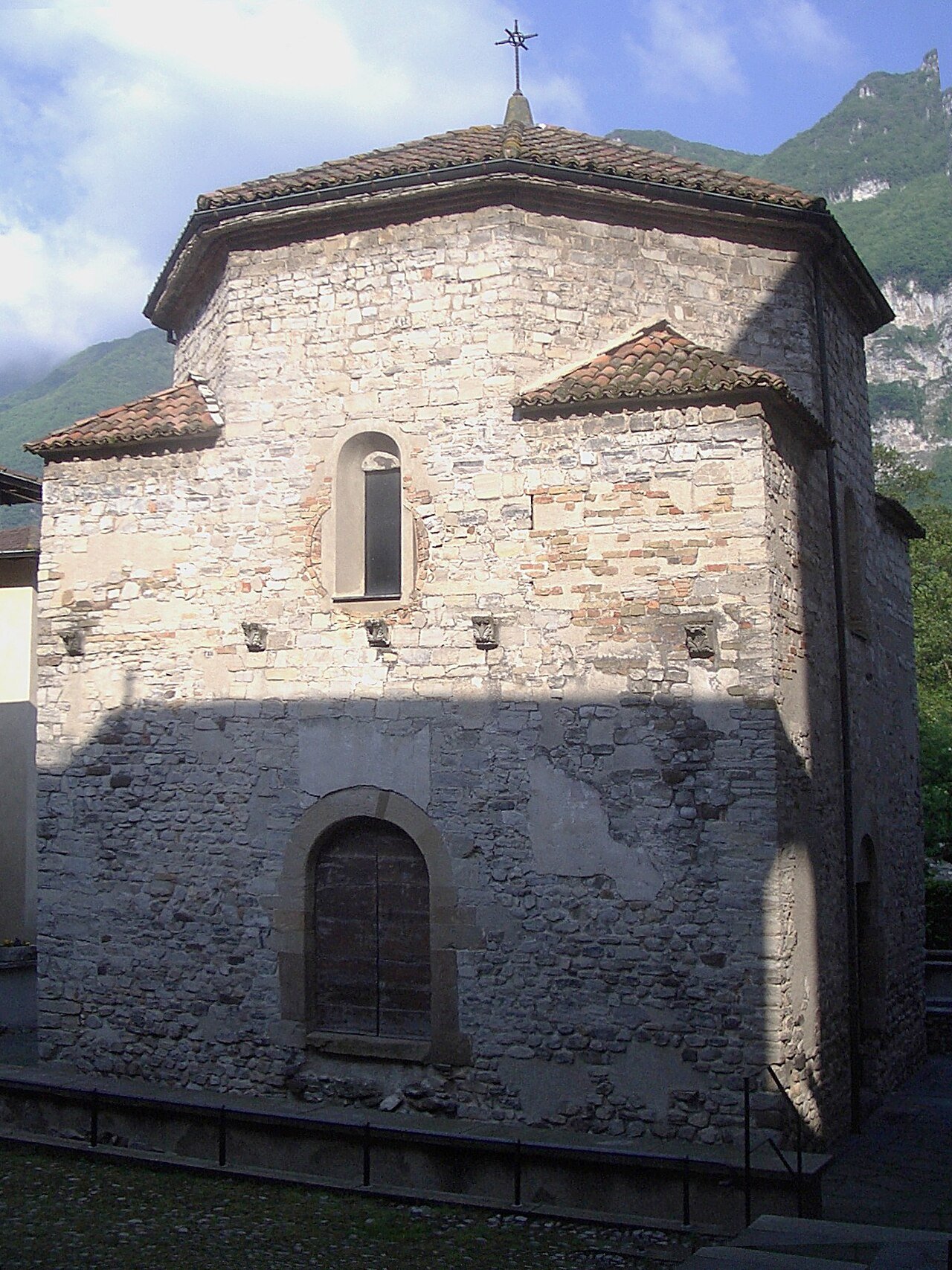 Il Battistero di Riva San Vitale: pietra del V secolo sulle rive del Ceresio