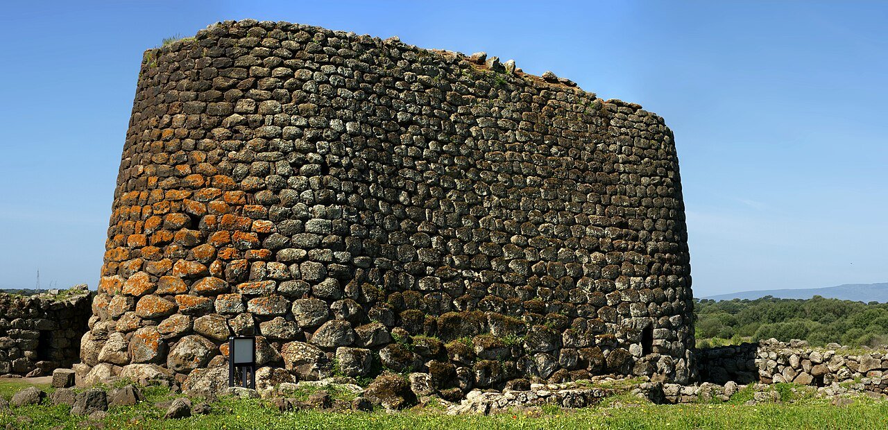 Il Nuraghe Losa: la torre di basalto nel cuore silenzioso dell'Oristanese