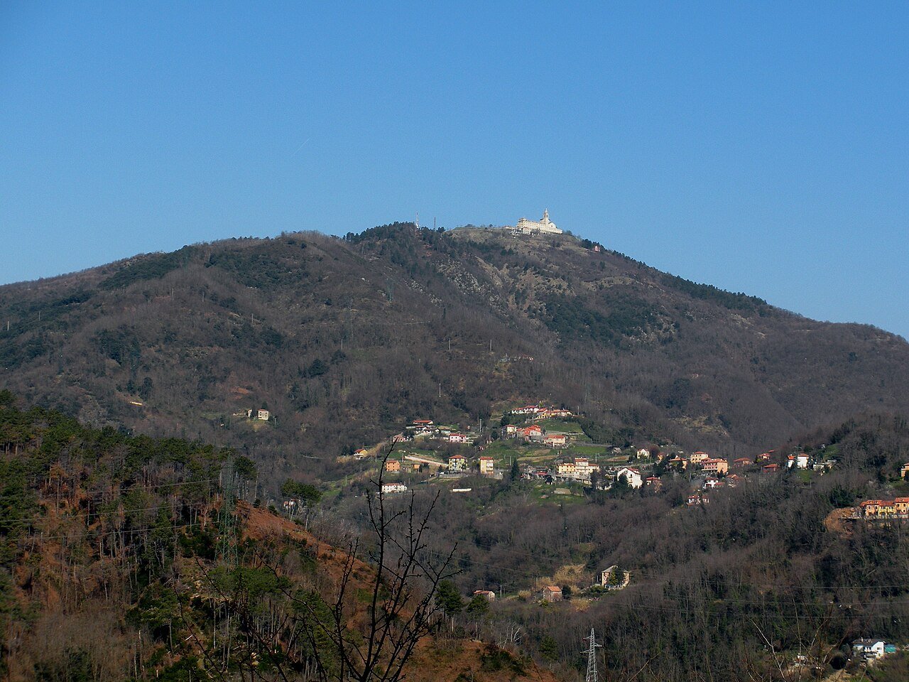 Il Santuario sul Monte Figogna: salire alla Guardia a piedi, lontano dalla folla
