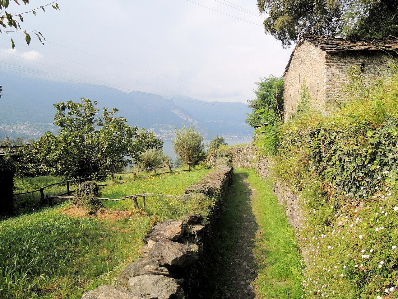 Il Sentiero del Viandante sulla riva orientale del Lago di Como