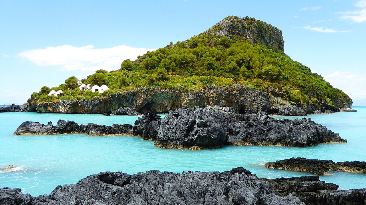 Isola di Dino: la grotta azzurra di Calabria che pochi conoscono