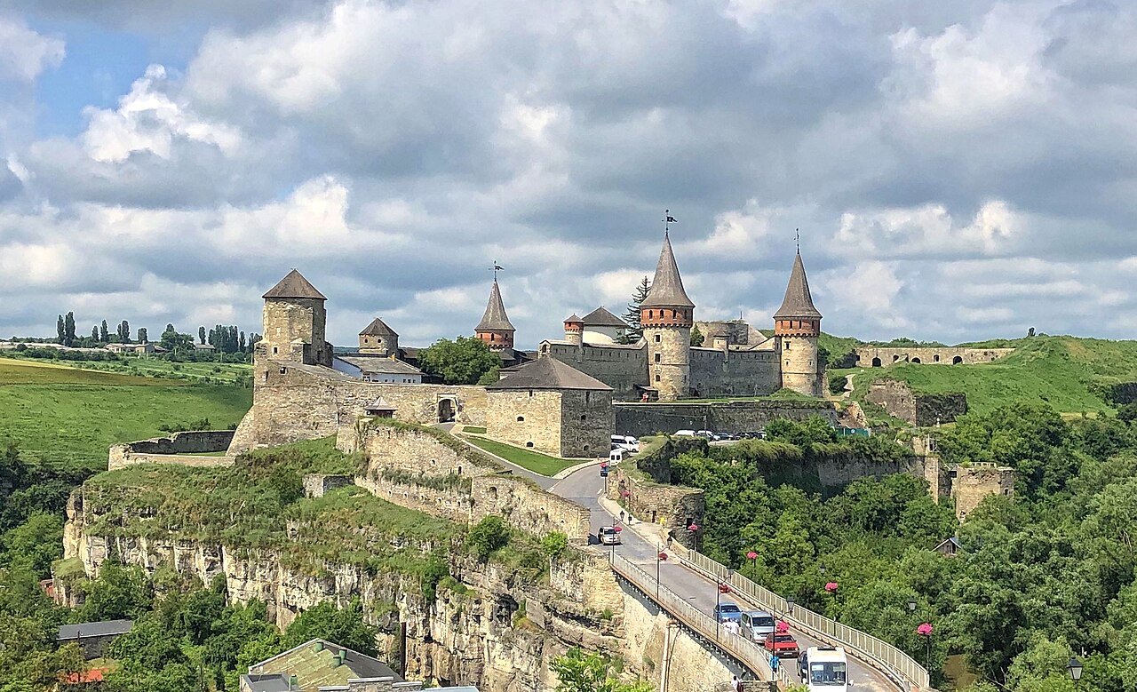 Kamianets-Podilskyi, la fortezza sospesa nel canyon ucraino