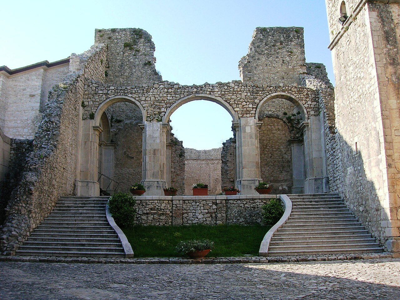 L'Abbazia del Goleto, le rovine cistercensi dimenticate sul colle della Valle dell'Ofanto
