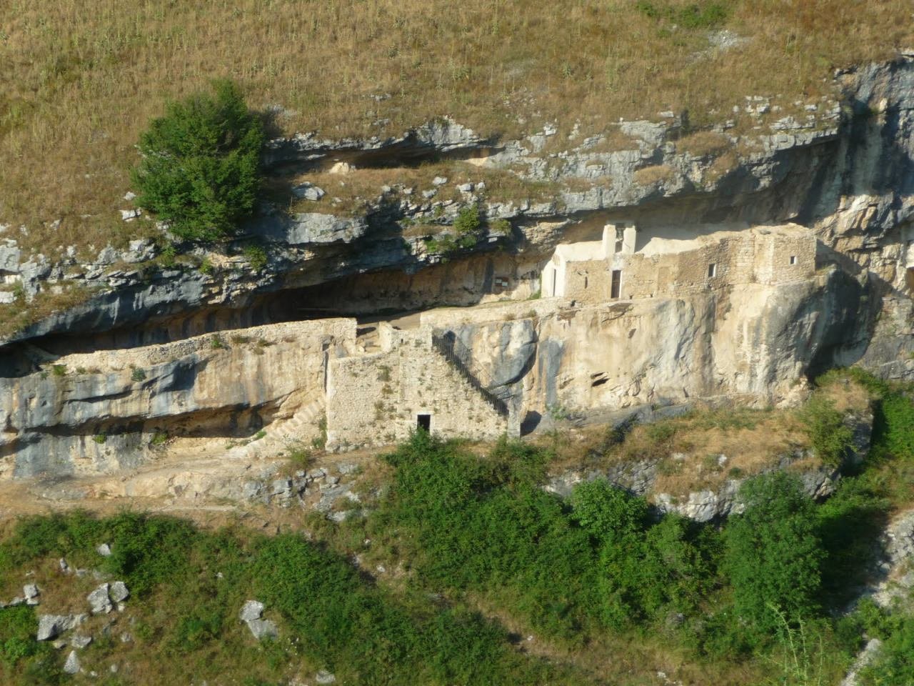 L'Eremo di San Bartolomeo in Legio: una preghiera scavata nella roccia della Maiella