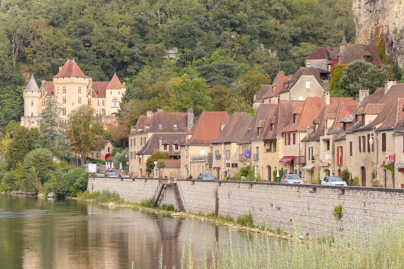 La Roque-Gageac: il villaggio sospeso tra roccia e fiume (Dordogne)