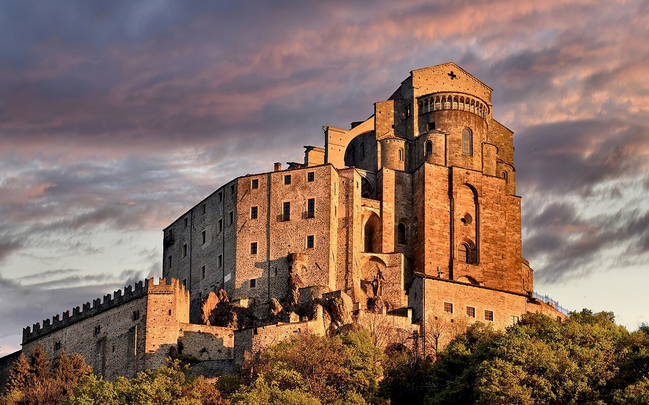 La Sacra di San Michele: salire lo Scalone dei Morti sopra la Val di Susa