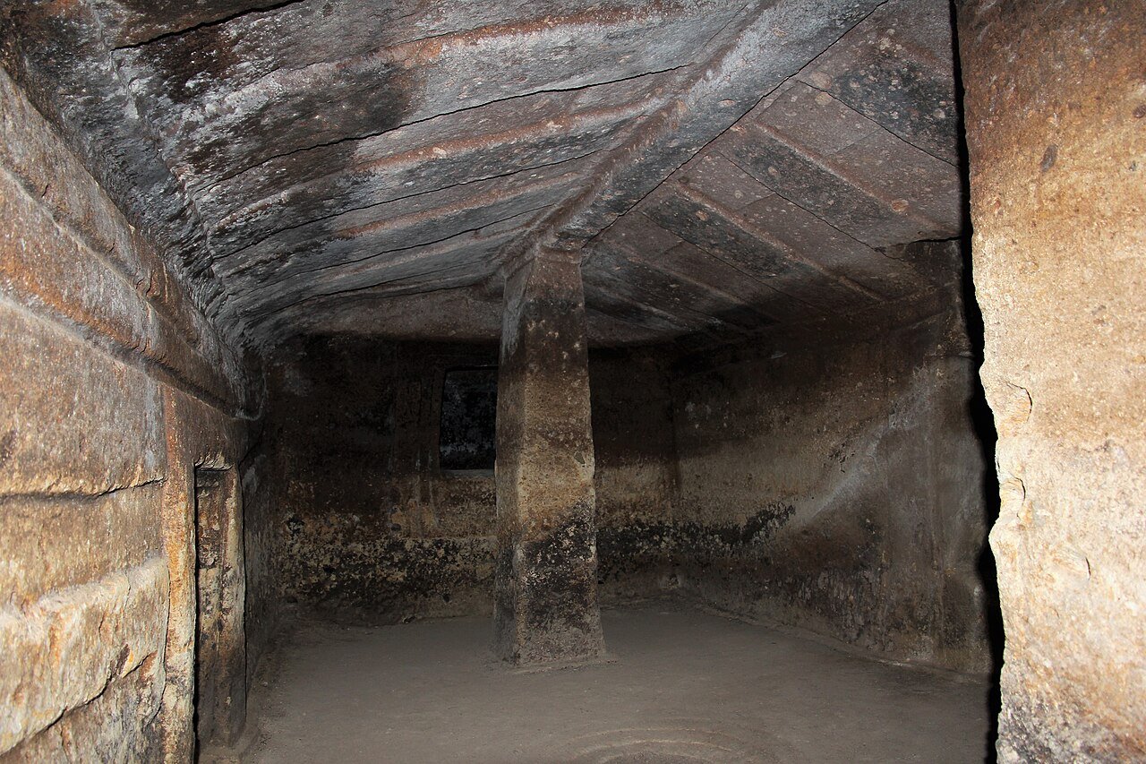 Le Domus de Janas di Montessu: la necropoli scavata in un anfiteatro di roccia