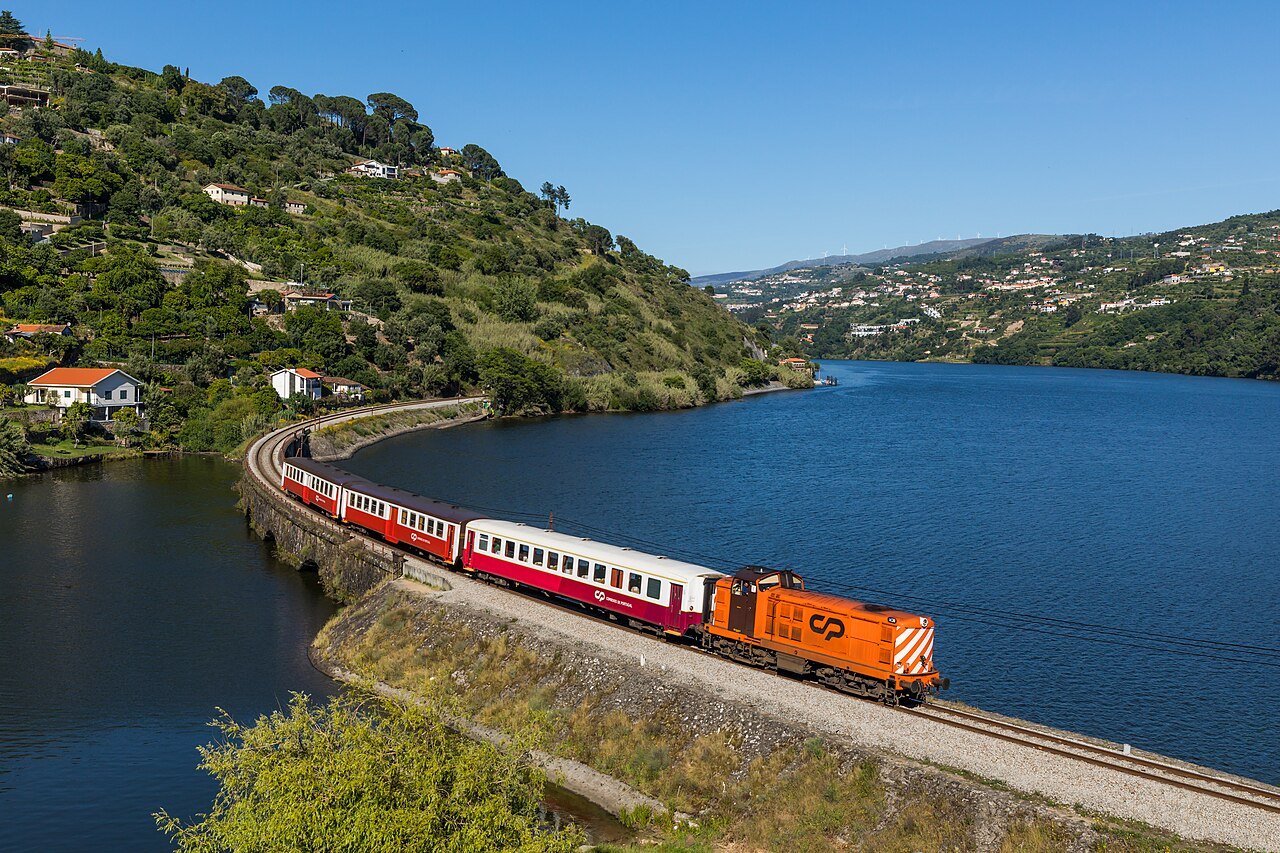 Linha do Douro: il treno portoghese che scivola tra i vigneti del vino di Porto (Pinhão, Região do Douro, Portogallo)