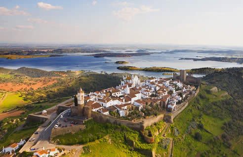 Monsaraz, la sentinella bianca sull'Alentejo e sul lago infinito
