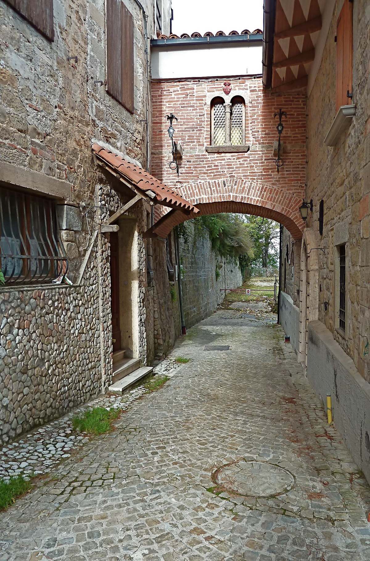 Montemonaco, il borgo dei Sibillini che guarda verso la leggenda (Montemonaco, Ascoli Piceno, Italia)