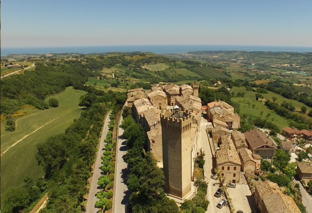 Moresco, la torre solitaria che veglia sul Piceno dimenticato (Moresco, Fermo, Italia)
