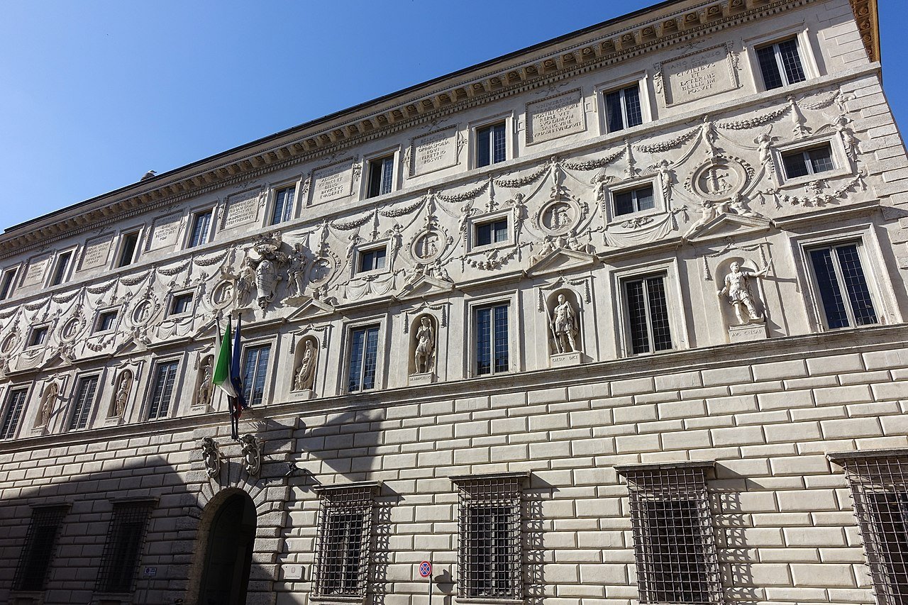 Palazzo Spada, dove l'inganno di Borromini batte la Pigna in Vaticano