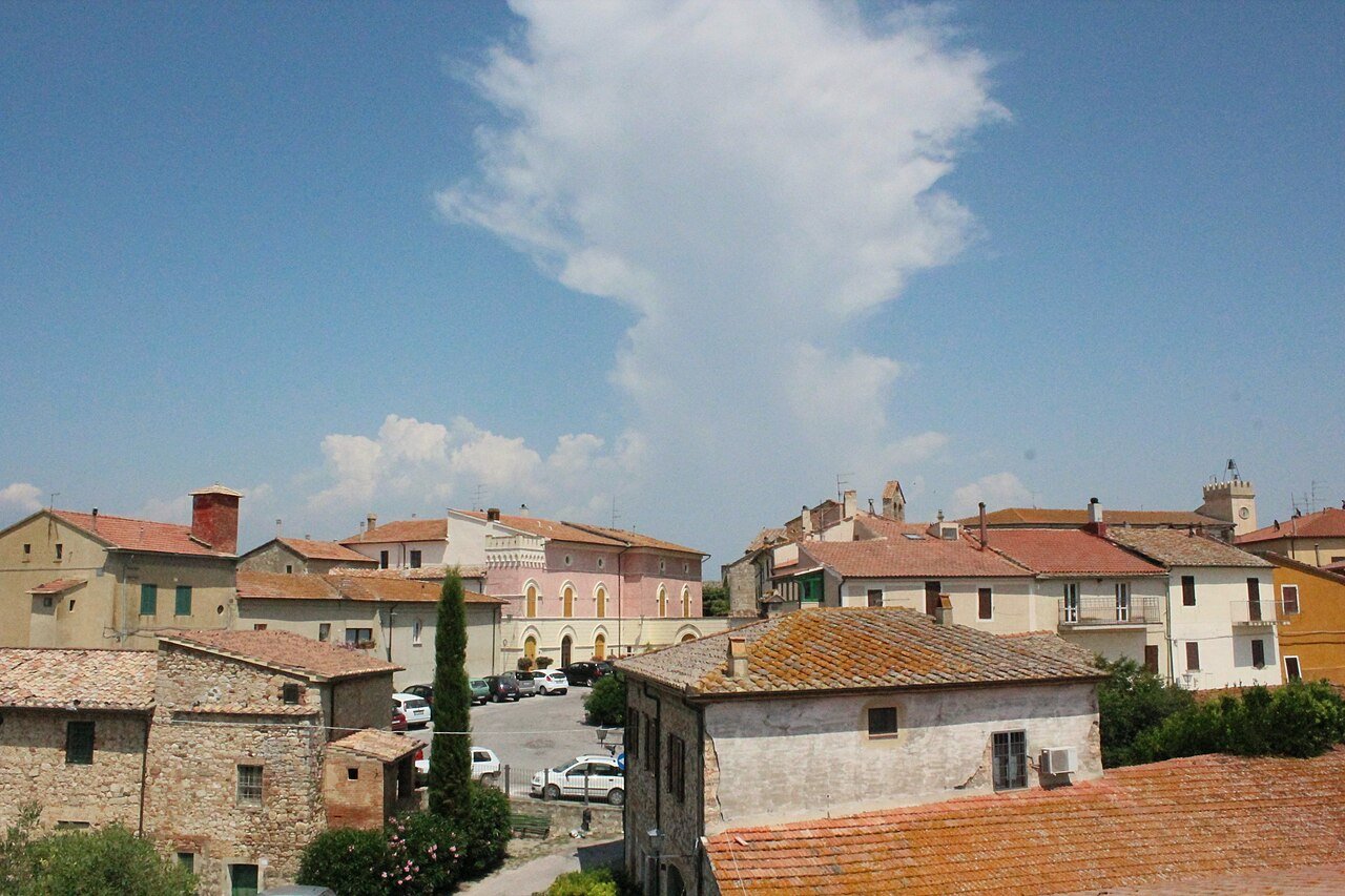 Pereta, il piccolo borgo murato che la Maremma custodisce in silenzio