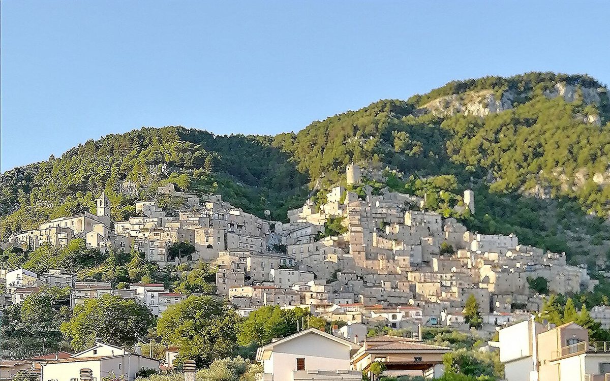 Pesche : le village-crèche qui escalade la montagne au-dessus d'Isernia (Pesche, Isernia, Italie)