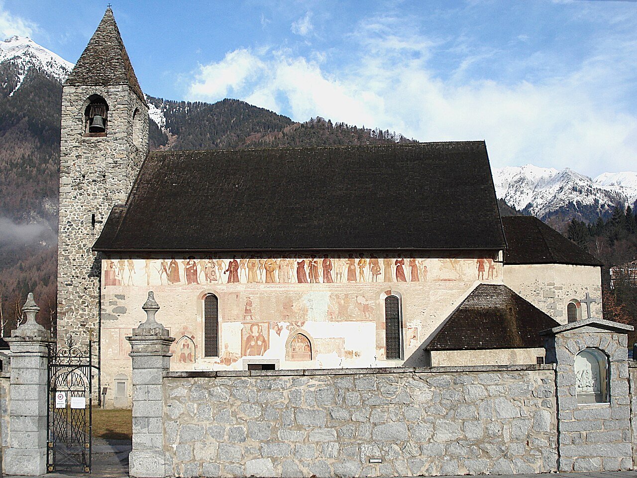 Pinzolo, dove la morte danza su un muro: la chiesa di San Vigilio e l'affresco che tutti dimenticano