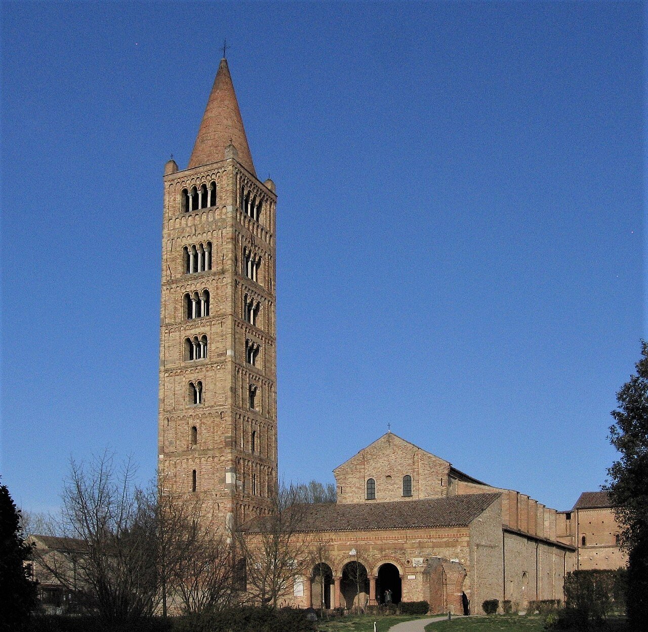 Pomposa, il campanile che veglia sul delta dimenticato