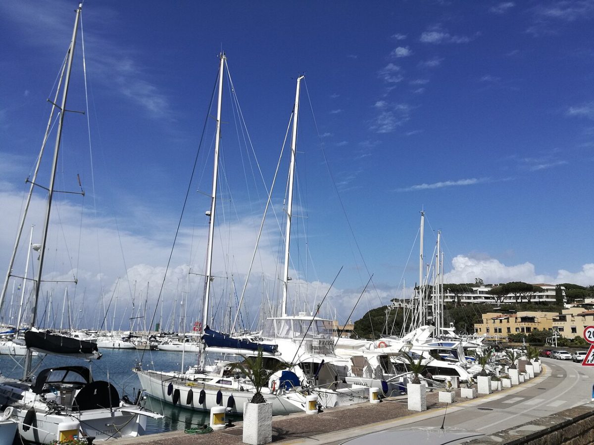 Punta Ala: la pineta pianificata della Maremma, tra golf, vela e l'isolotto dello Sparviero (Punta Ala, Maremma, Toscana)