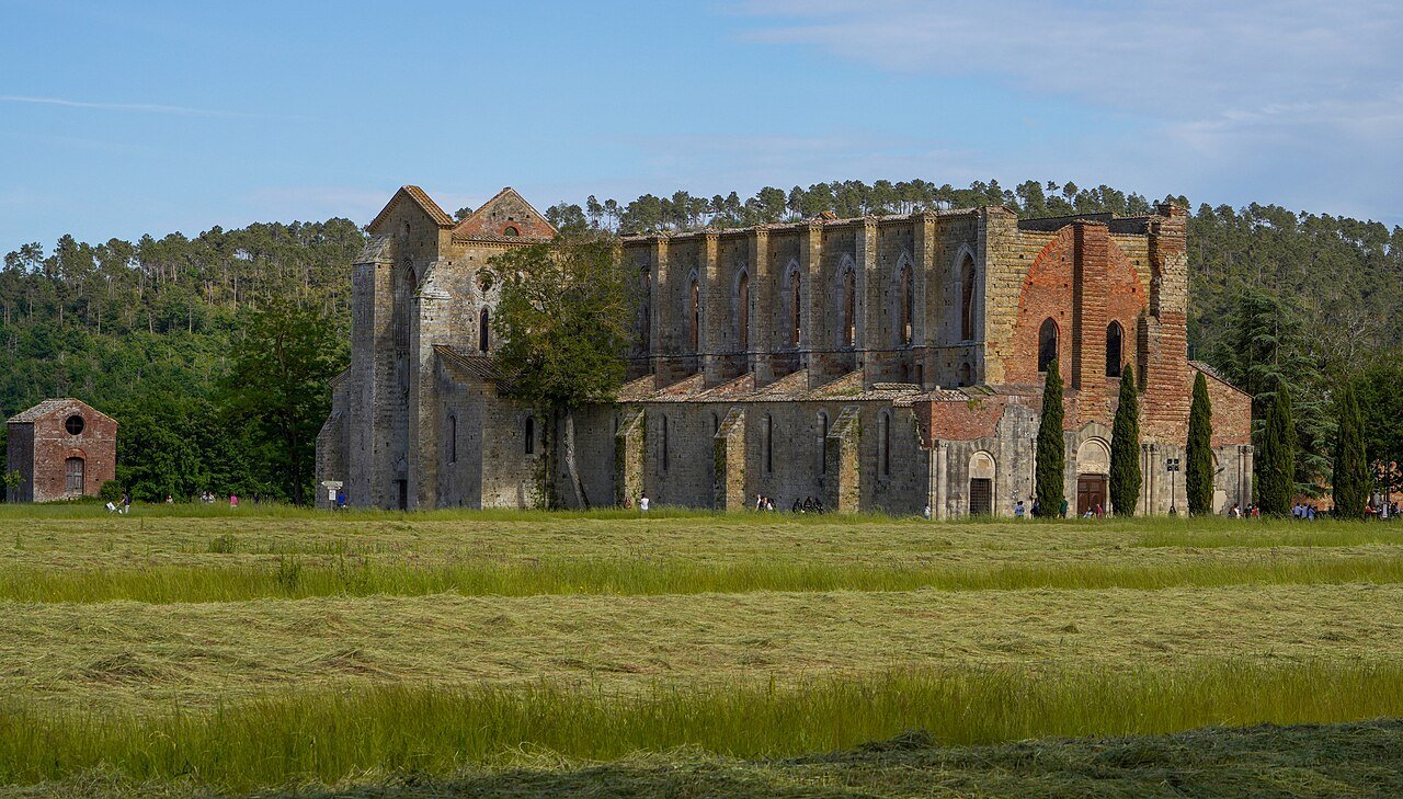 San Galgano: l'abbazia senza tetto e la spada nella roccia di Toscana
