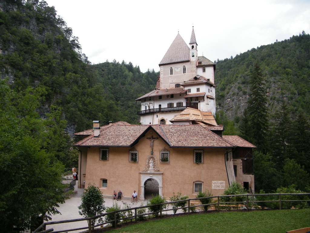 San Romedio, il santuario che cresce sulla roccia