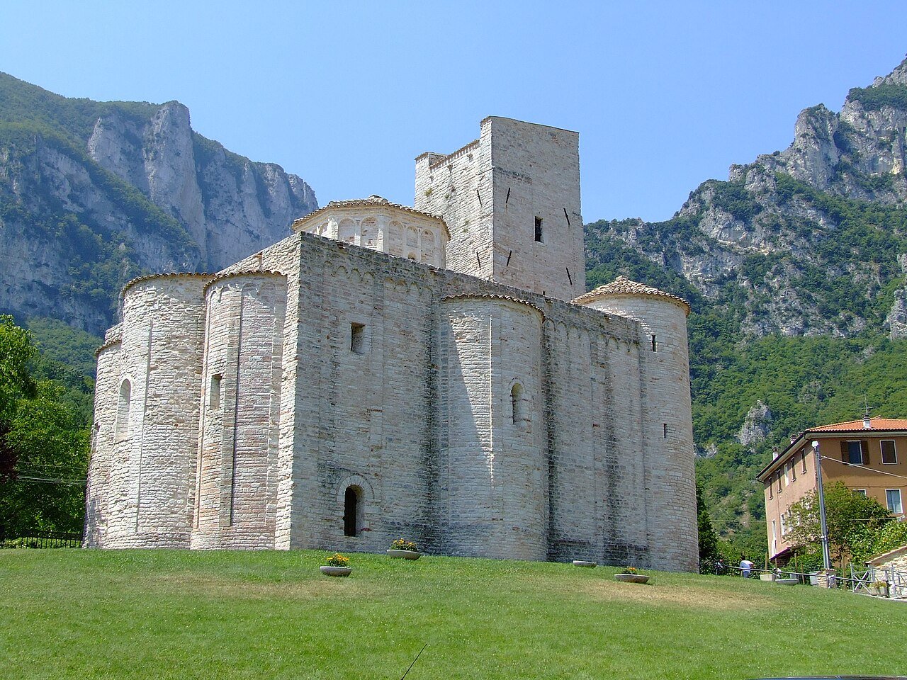 San Vittore alle Chiuse: l'abbazia di pietra dove il Sentino entra nella gola
