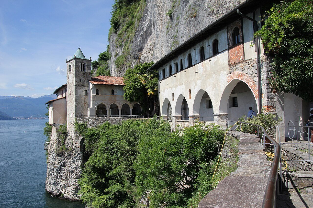 Santa Caterina del Sasso: il monastero sospeso sul Lago Maggiore che pochi sanno raggiungere