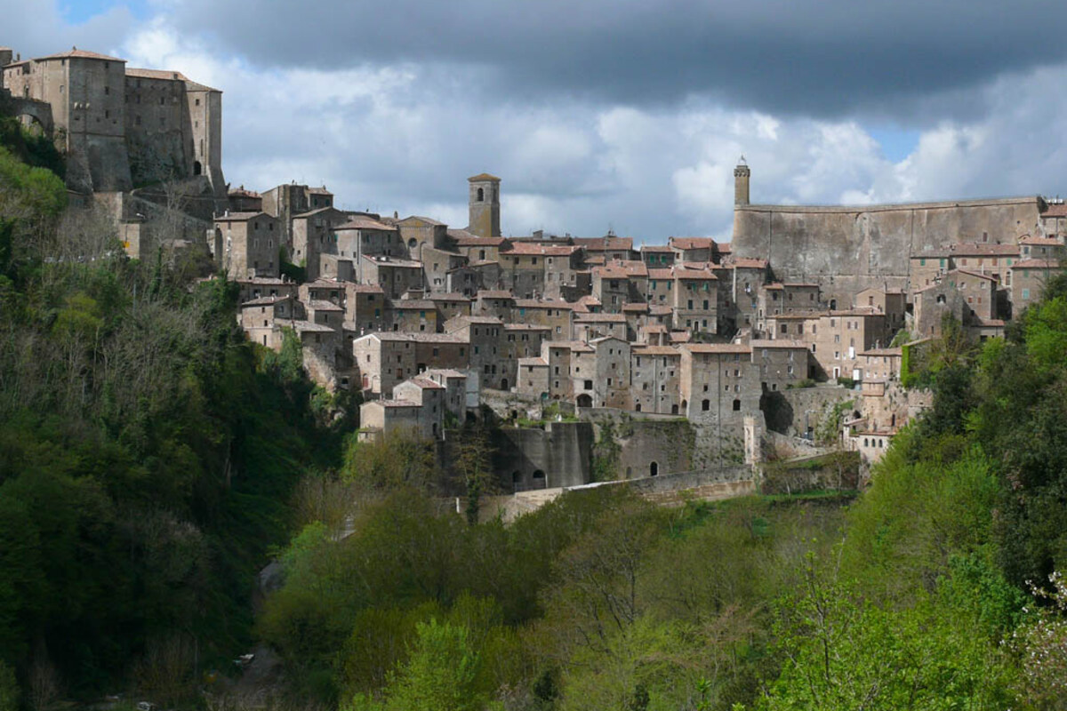 Sorano: il borgo di tufo che nessuno guarda, tra vie etrusche e rovine (Sorano (Grosseto), Toscana, Italia)