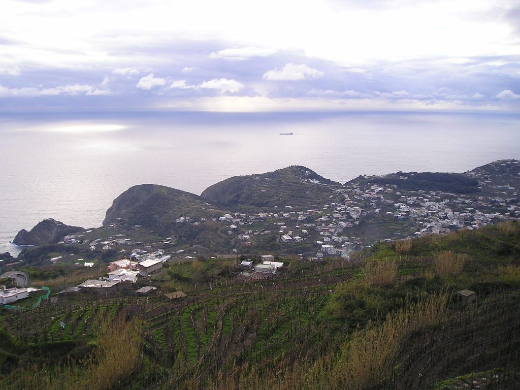 Sorgeto: where the sea is warm and bubbles rise between the rocks of Ischia