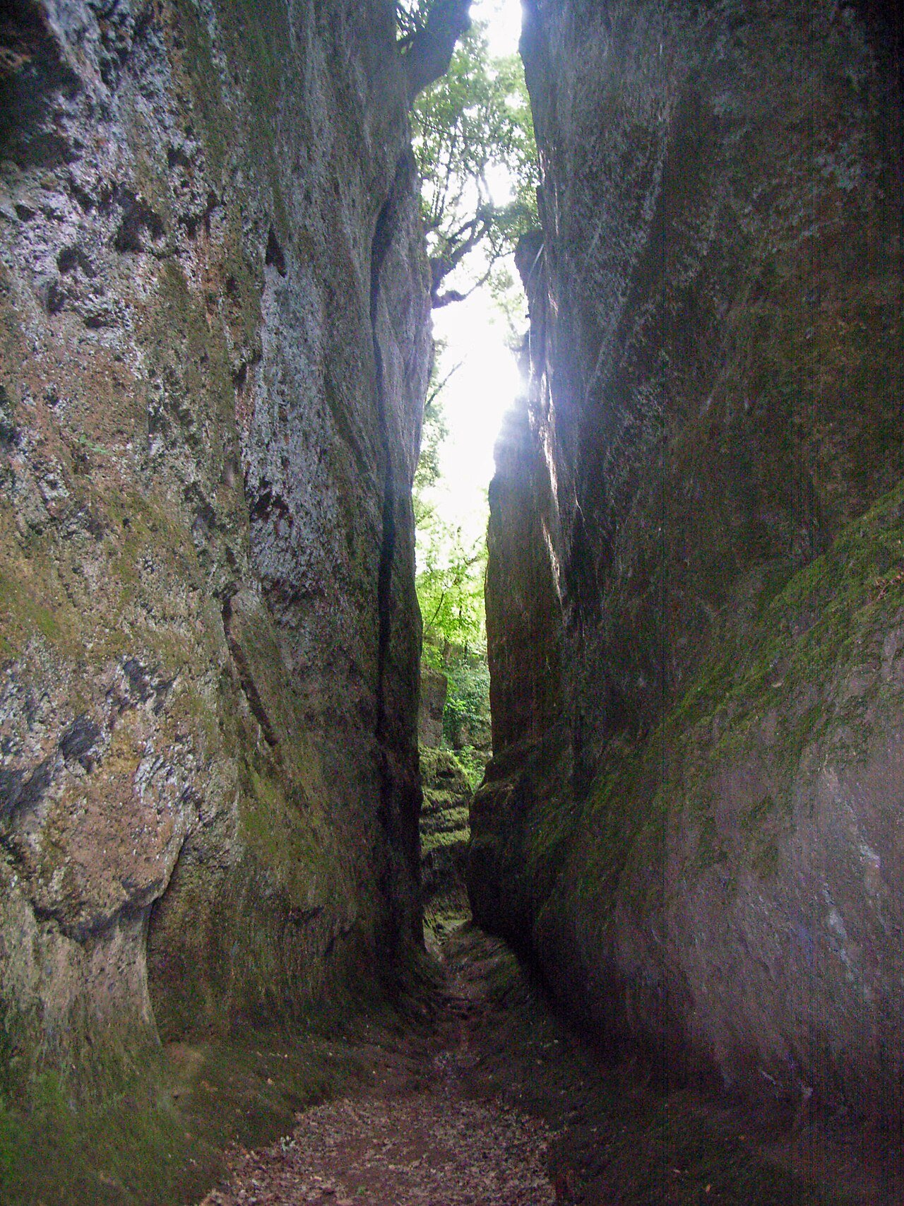 Sovana e le Vie Cave: scendere nel tufo dove gli Etruschi scavarono il buio