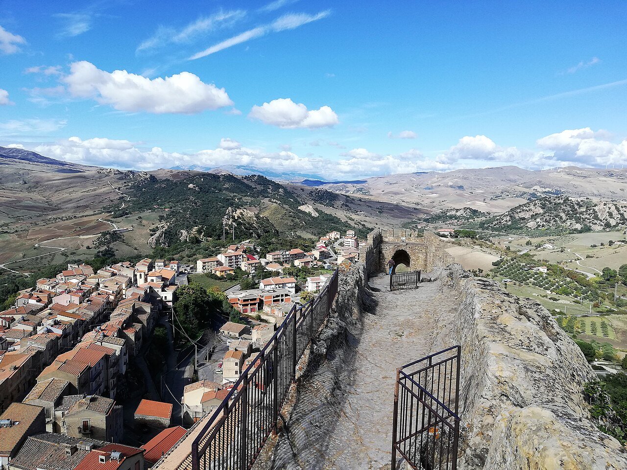 Sperlinga, il castello scavato nella roccia che la Sicilia dimentica