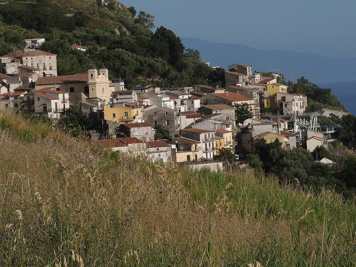 Free Terme Luigiane: the Acquappesa pools among citrus groves and sulphur