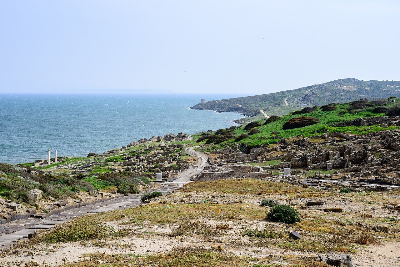 Tharros: la citta fenicio-romana che si sgretola sul mare del Sinis