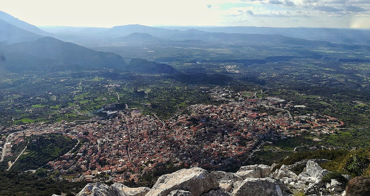 Tiscali: il villaggio nuragico nascosto dentro una dolina del Supramonte