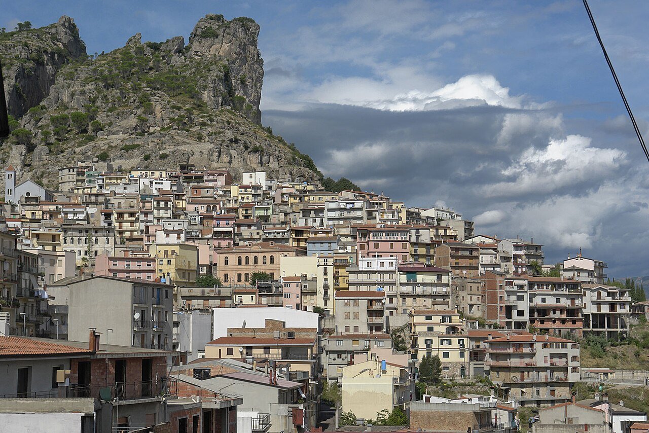 Ulassai, il borgo sospeso tra il calcare rosso dei tacchi d'Ogliastra