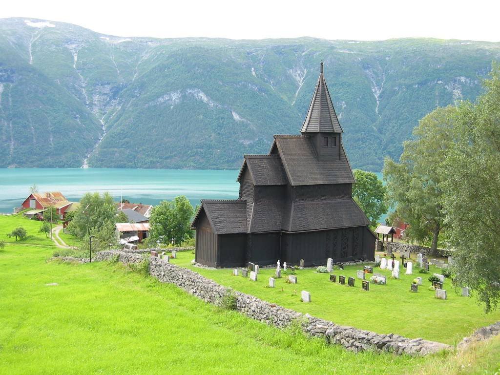 Urnes, la chiesa di legno più antica della Norvegia che quasi nessuno raggiunge