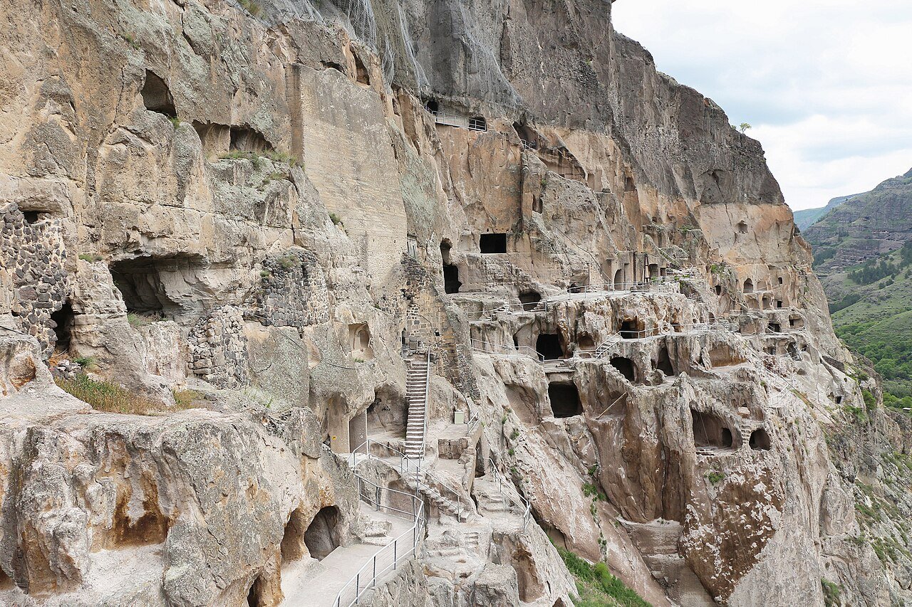 Vardzia, la città scavata nella roccia che pochi raggiungono