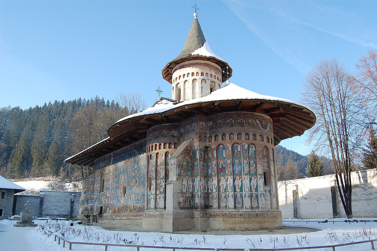 Voroneț, dove il blu dipinge le pareti di un monastero della Bucovina